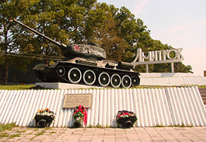 танк Т-34-85 на  въезде в Дмитров